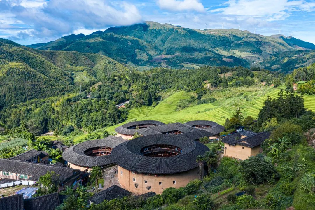 外交部发言人就福建相关评论文章发表言论